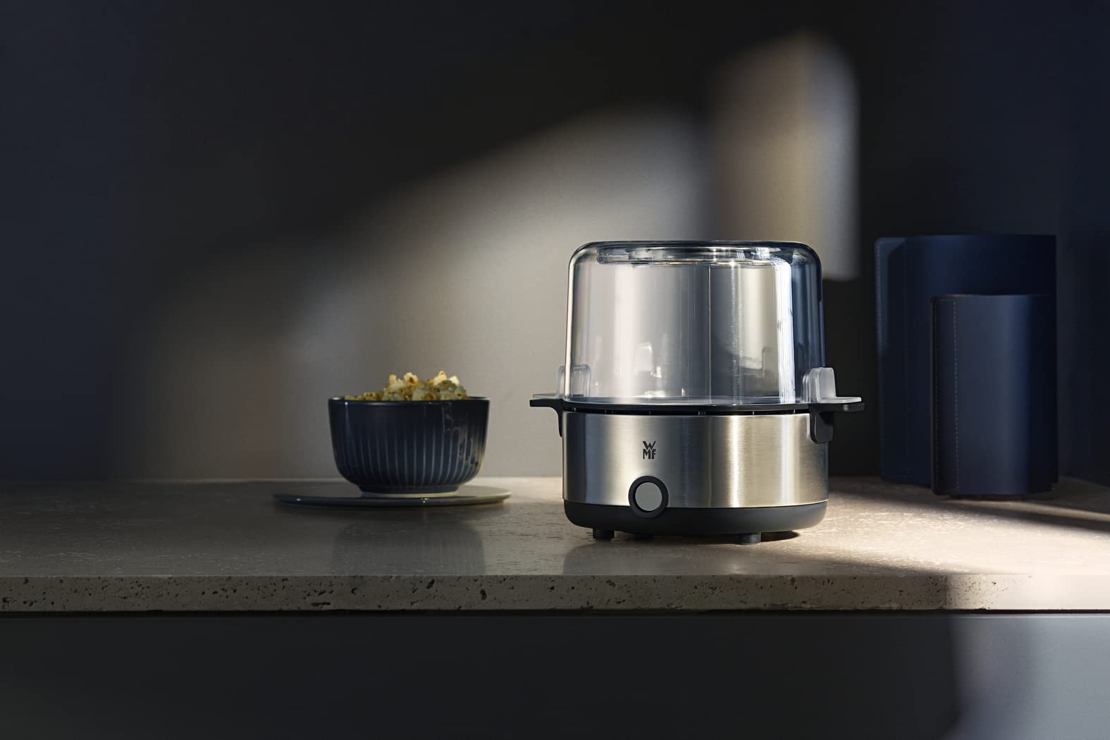wmf-k-chenminis-popcornmaschine-250-w-2-2-l-mit-r-hrstab-und-servierdeckel-croma image 2
