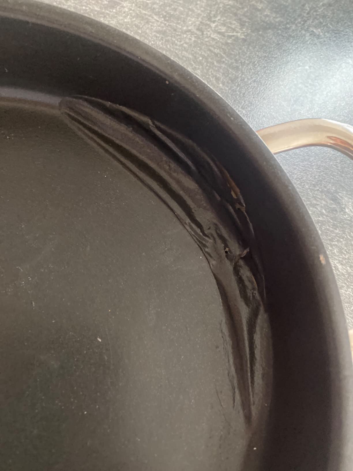 Solide Pfanne mit kleinem Manko