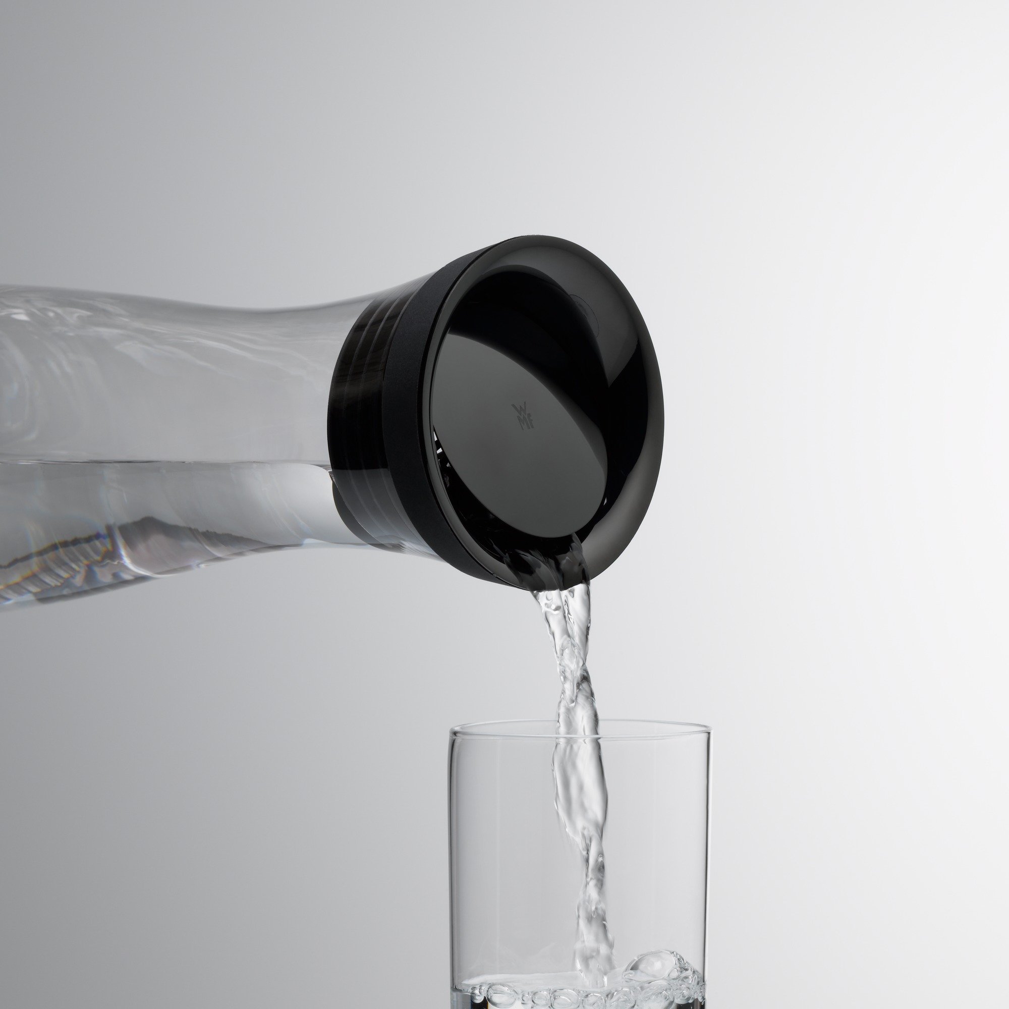 wmf-basic-wasserkaraffe-1-0-l-glas-mit-closeup-verschluss-und-silikondeckel-schw image 3