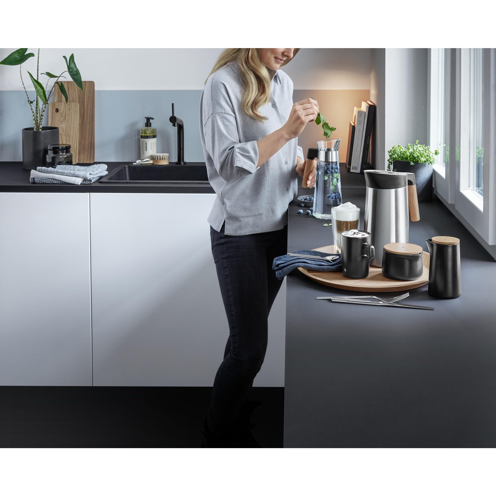 wmf-kineo-serviertablett-rund-37-5-cm-dekotablett-aus-buchenholz image 4