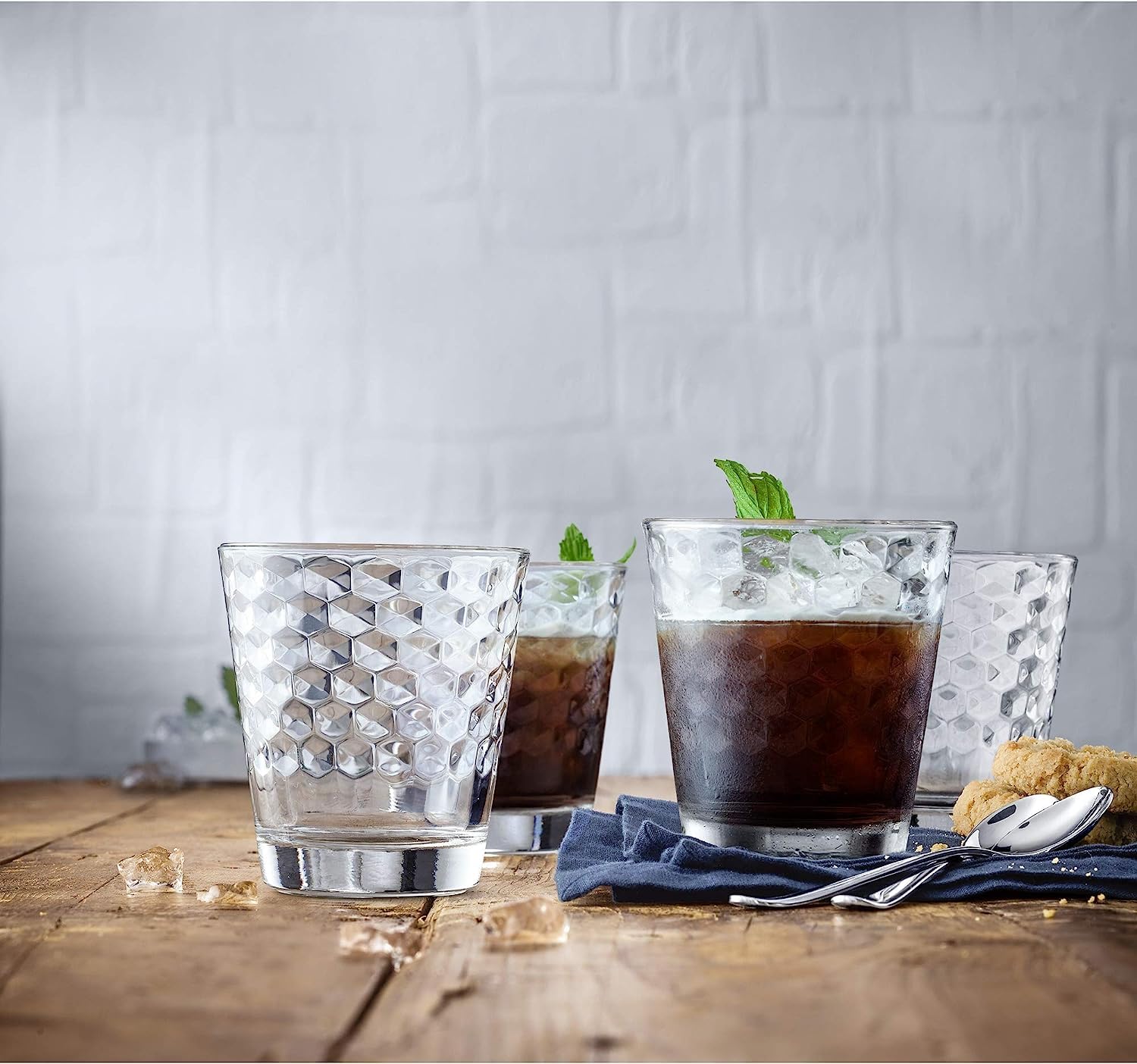 wmf-coffeetime-wassergl-ser-set-4-teilig-tumbler-265-ml-mit-wabenmuster-hitzebes image 2