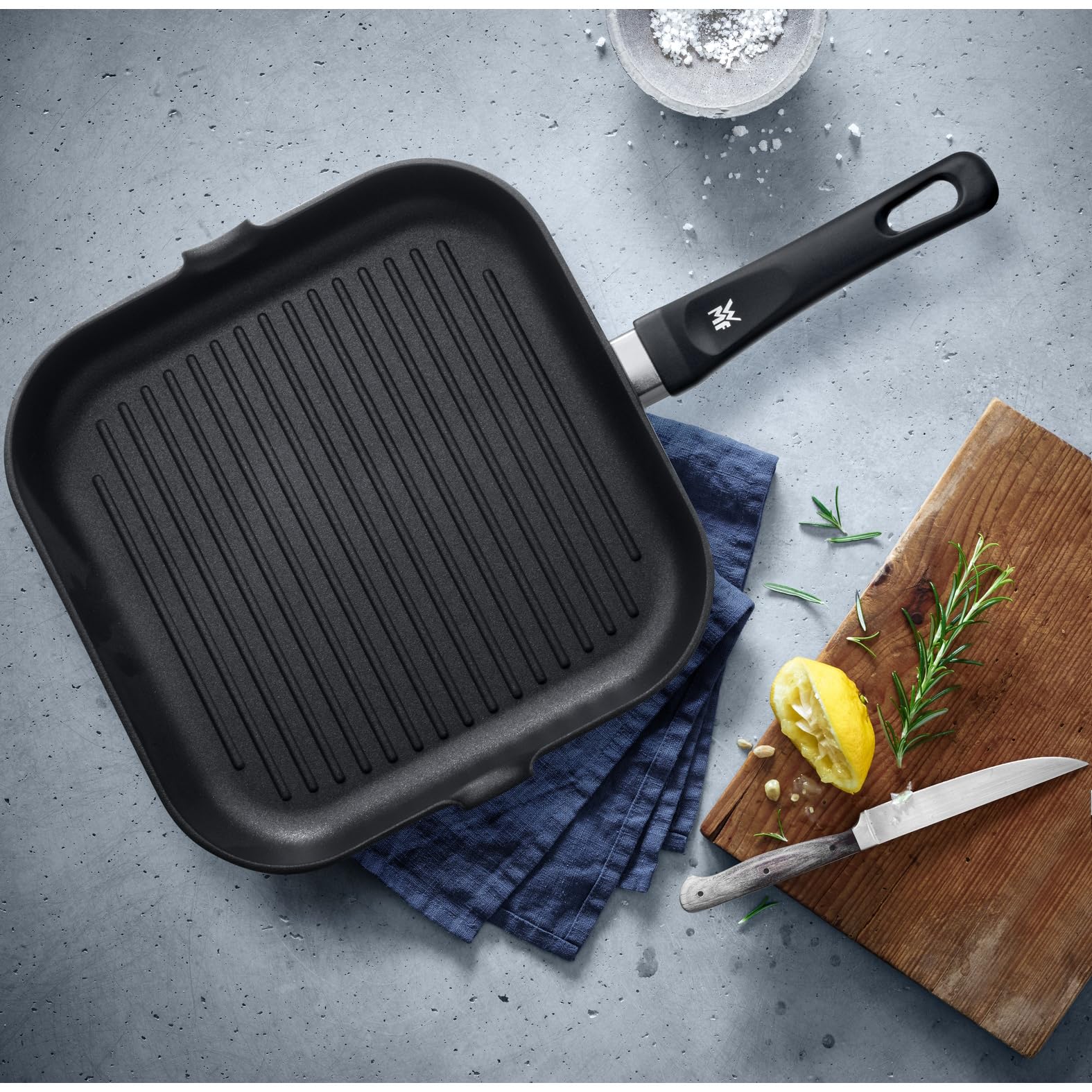 wmf-grillpfanne-27-x-27-cm-mit-ausguss-gerillte-steakpfanne-aus-beschichtetem-al image 2