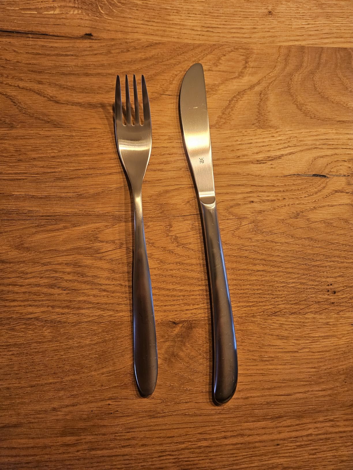 Zwei Gabeln mit ungleichmäßiger Oberfläche