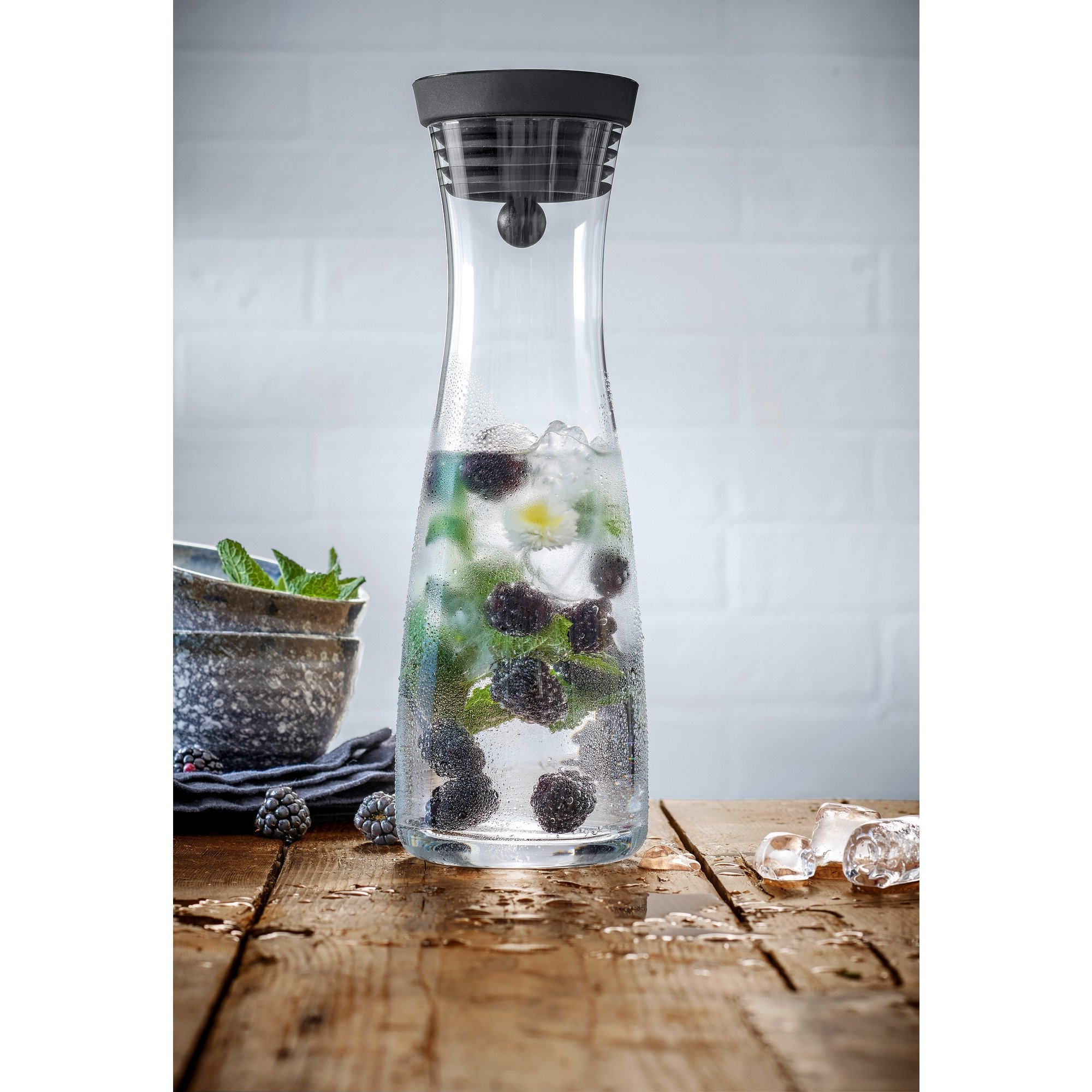 wmf-basic-wasserkaraffe-1-0-l-glas-mit-closeup-verschluss-und-silikondeckel-schw image 4